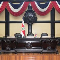 Se muestra la sala constitucional , el escudo y la bandera de Costa Rica