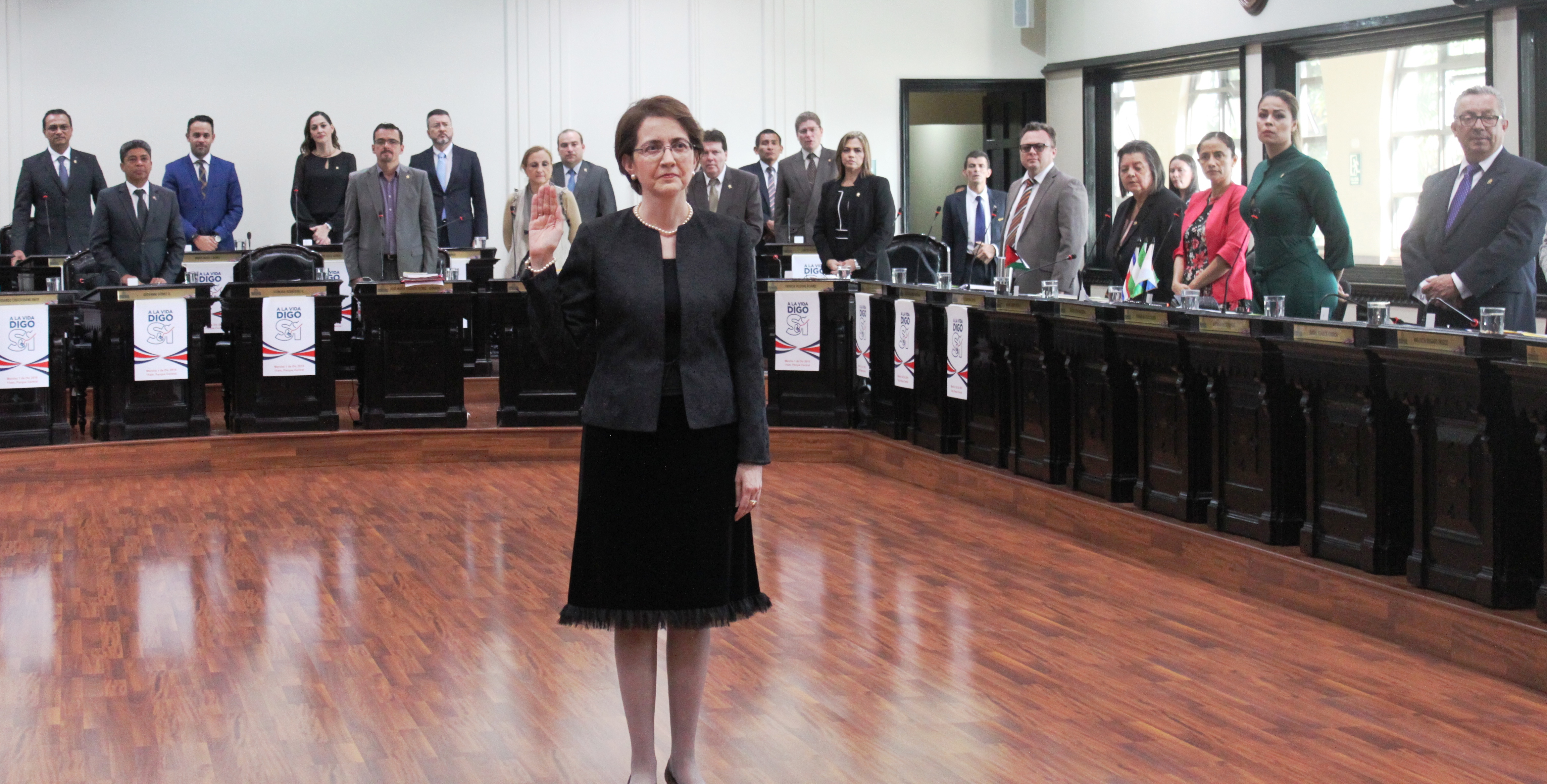 Magistrada  Anamari Garro Vargas , alza su mano derecha para juramentarse