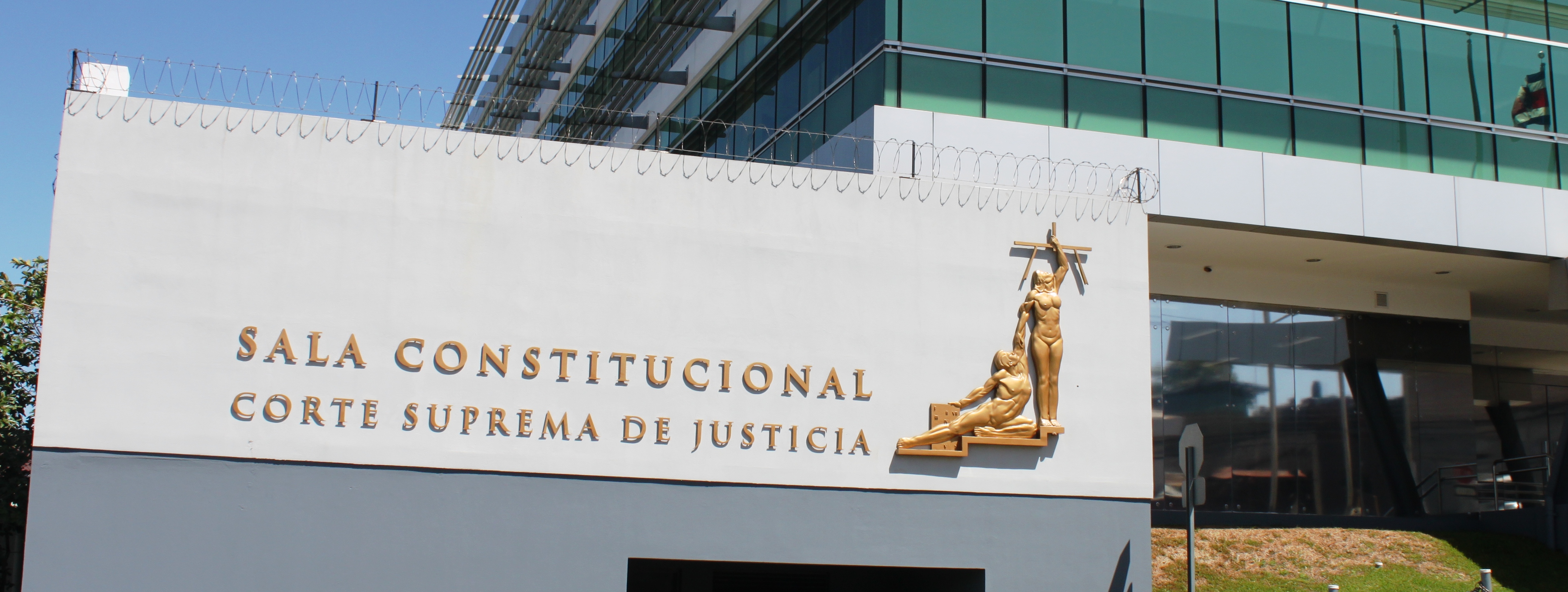 Se muestra la entrada del edificio de la Sala Constitucional, Corte Suprema de Justicia