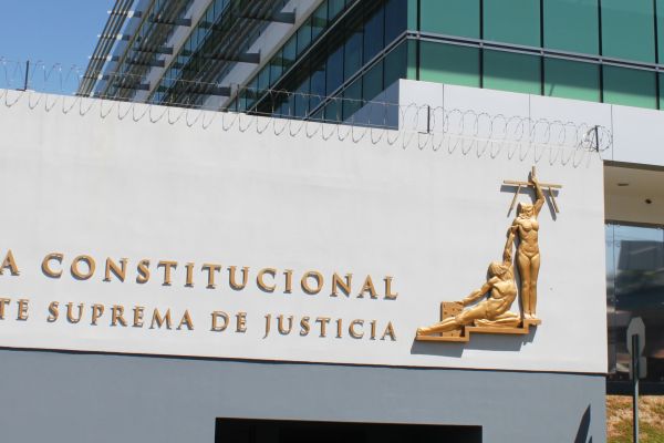 Se muestra la entrada del edificio de la Sala Constitucional, Corte Suprema de Justicia