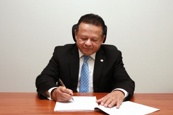 Magistrado Luis Fernando Salazar Alvarado firma acta