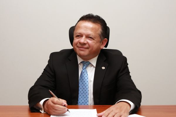 Magistrado Luis Fernando Salazar Alvarado firma acta