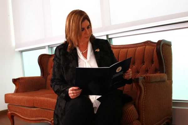 La magistrada Nancy Hernández  lee un acta , sentada en un sillón 