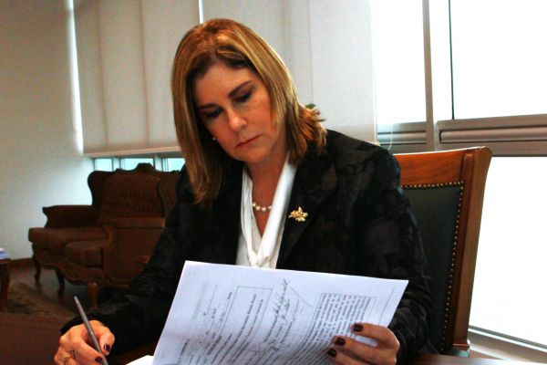 Magistrada Nancy Hernández, lee acta en su escritorio